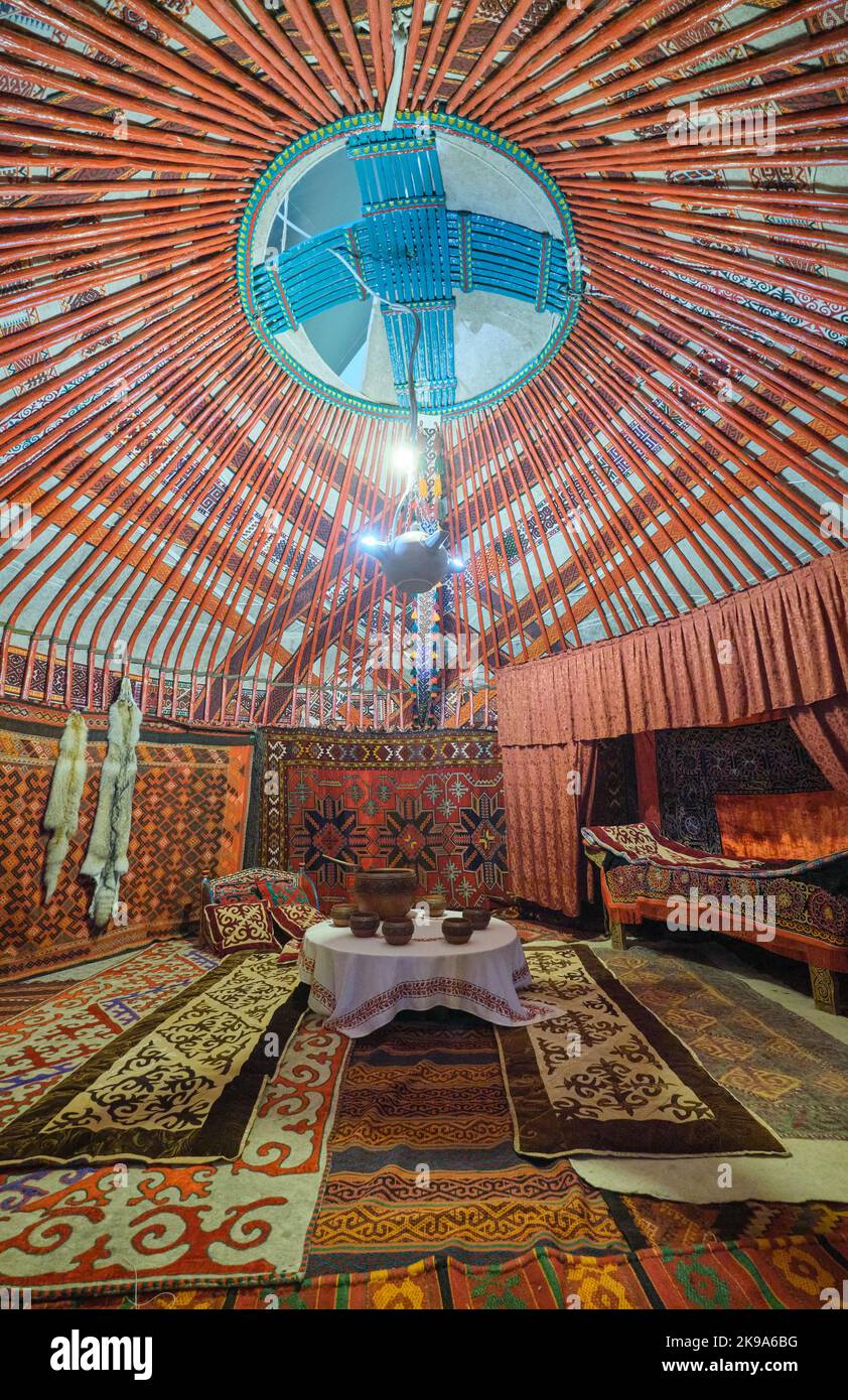 Vue intérieure d'un modèle à grande échelle d'une yourte, avec de nombreux tapis riches, un lit et d'autres articles de maison habituels. Au Musée national de la République de Banque D'Images