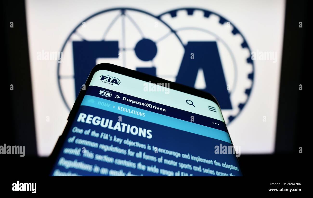 Téléphone mobile avec site Internet de la Fédération internationale de l'automobile (FIA) à l'écran devant le logo. Faites la mise au point dans le coin supérieur gauche de l'écran du téléphone. Banque D'Images