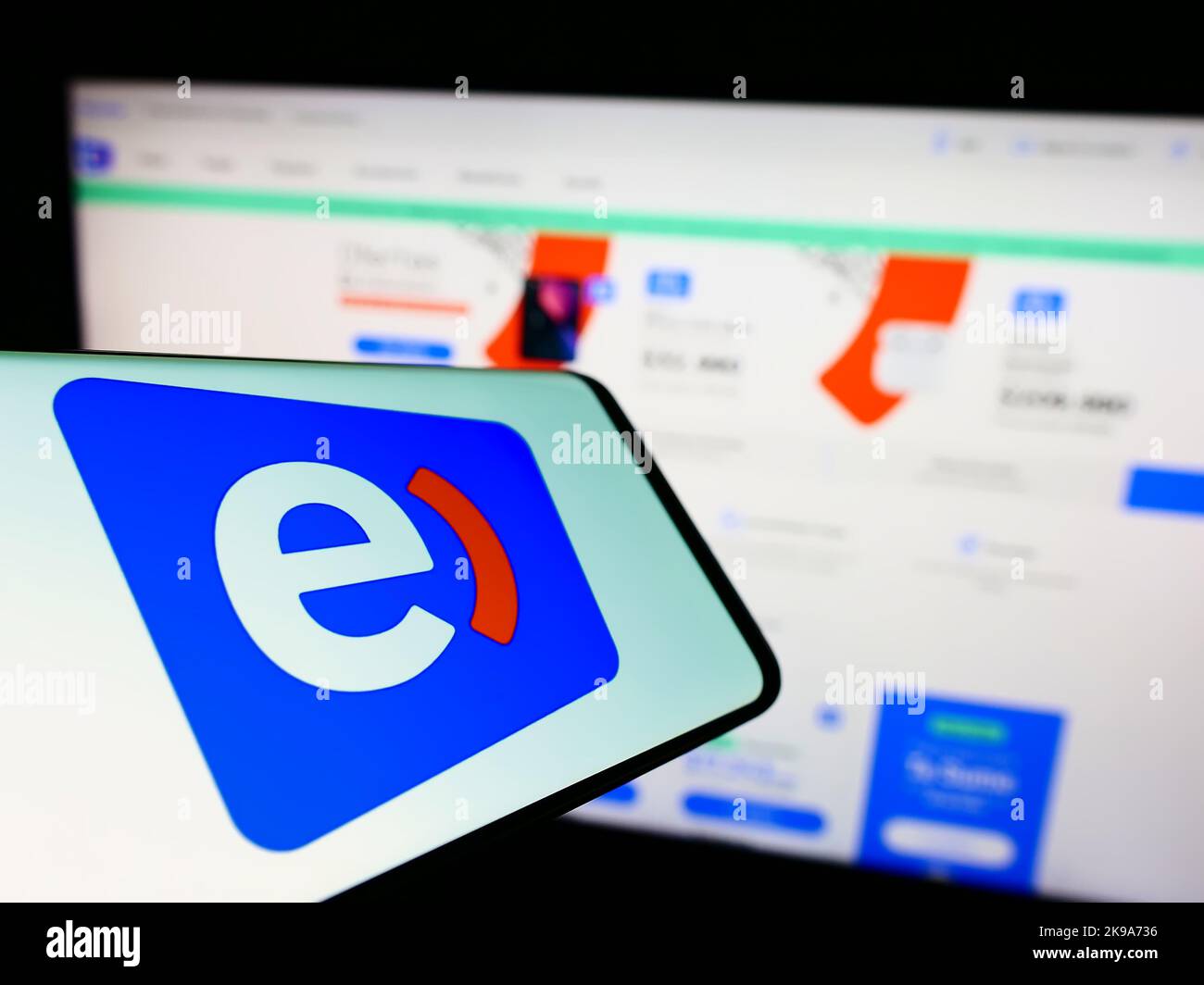Téléphone mobile avec logo de la société de télécommunications Entel Chile sur écran devant le site Web des entreprises. Concentrez-vous sur le centre de l'écran du téléphone. Banque D'Images
