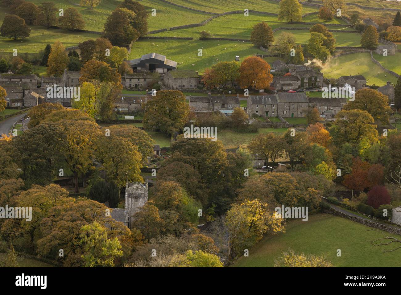 Vue en automne sur le village de Yorkshire Dales à Littondale, un endroit populaire dans le parc national de Yorkshire Dales Banque D'Images
