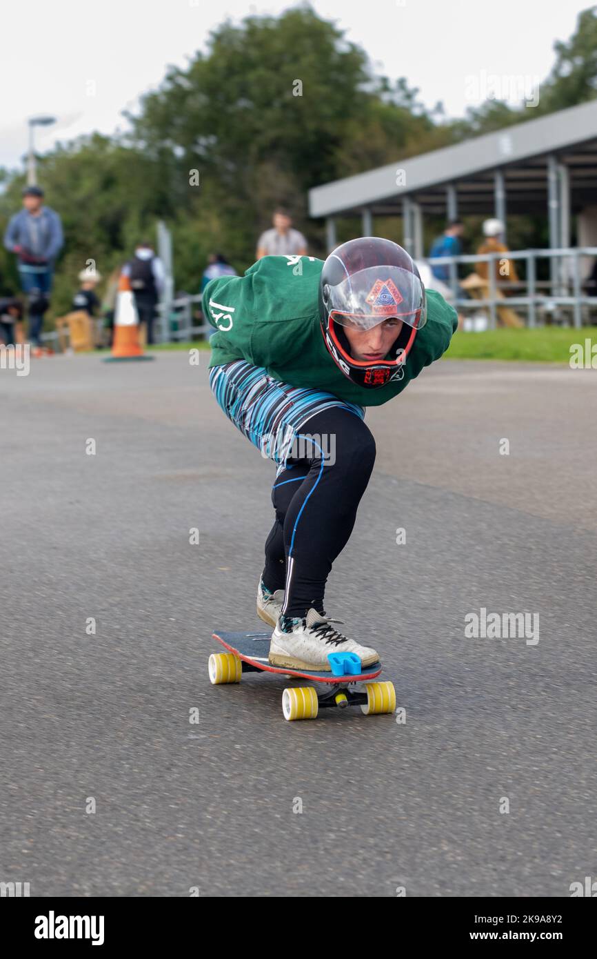 Skate-boarder de descente pour être plus aérodynamique Banque D'Images