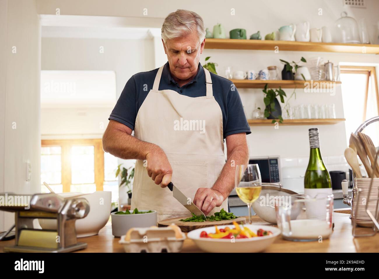 Vin, salade et nourriture de cuisine de vieux hommes pour un dîner sain avec des légumes verts frais biologiques et des œufs. Senior, cuisine et personne âgée affamée Banque D'Images