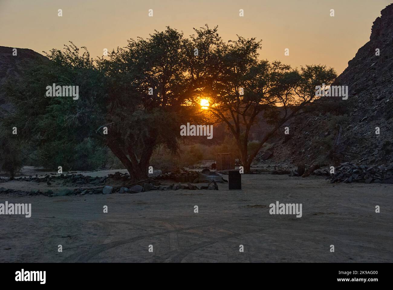 L'Ugab sec est un fleuve éphémère dans la région aride du Damaraland Namibie Banque D'Images