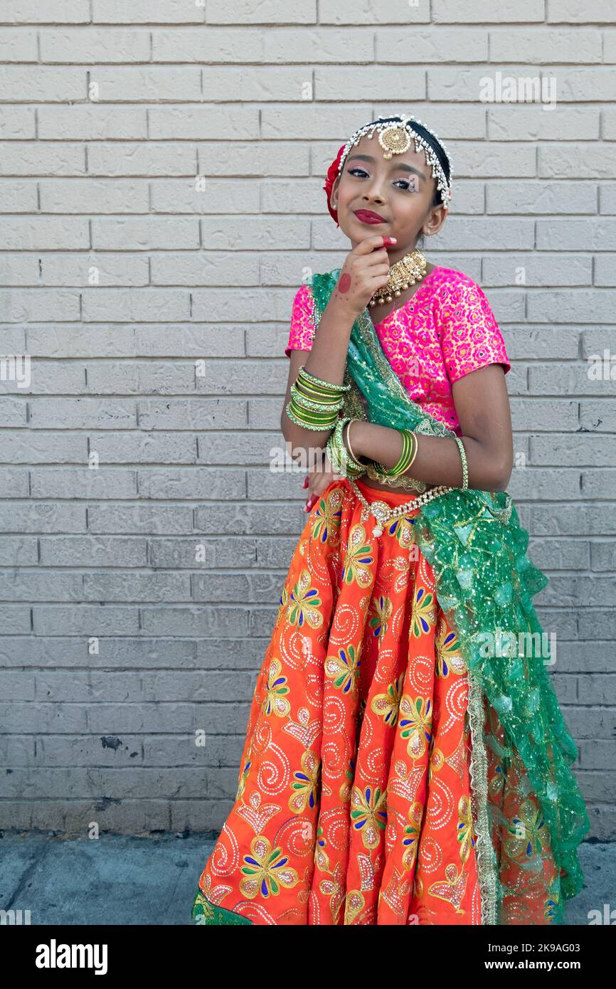 Portrait posé d'une jeune fille hindoue très mignonne habillée comme la déesse Lakshmi. Au Diwali 2022 à Queens, New York. Banque D'Images
