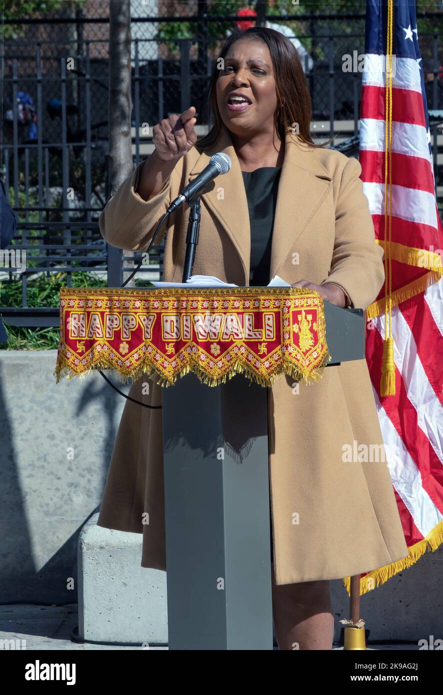 Letitia James, procureur général de l'État de New York, a pris la parole avec passion lors d'une célébration de Diwali à Jackson Heights, Queens, New York. Banque D'Images