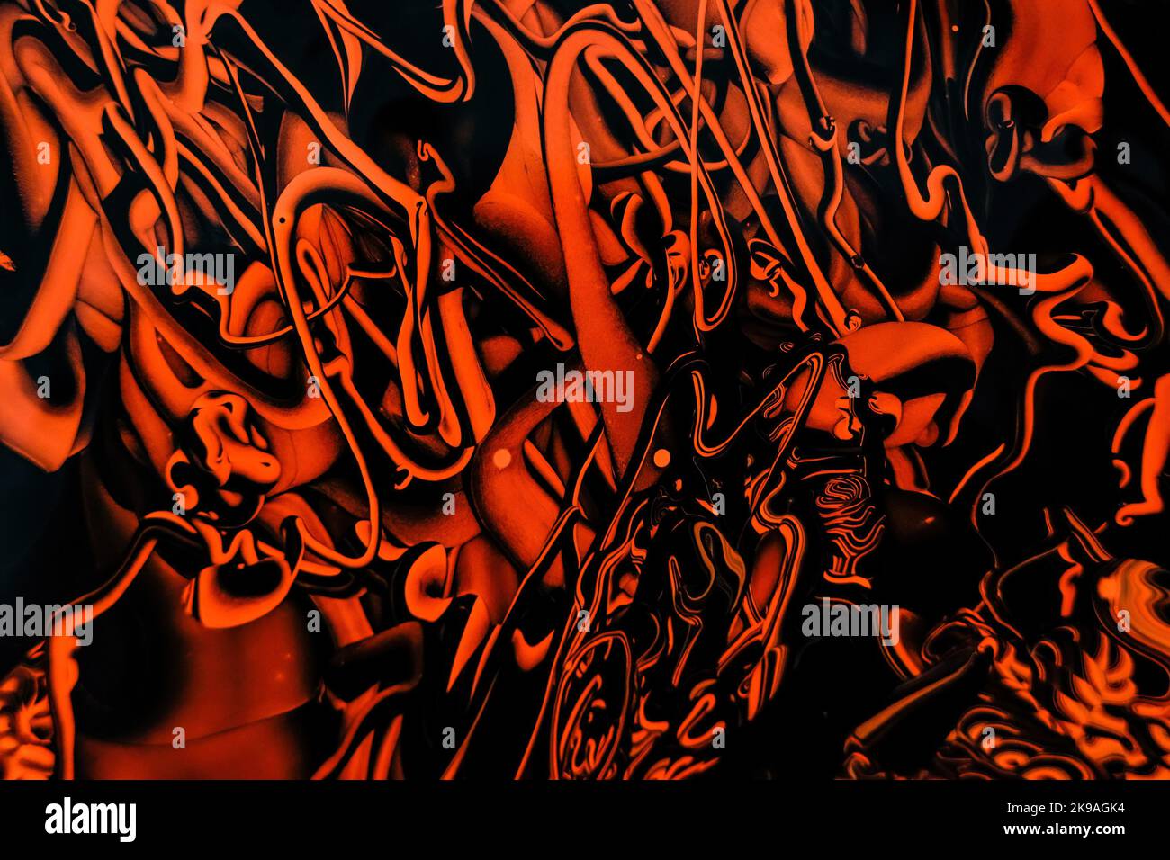Photo de peinture liquide orange et noire avec réflexions. Arrière-plan abstrait avec effet de peinture tourbillonnant. Œuvres d'art en acrylique liquide avec mélange coloré Banque D'Images