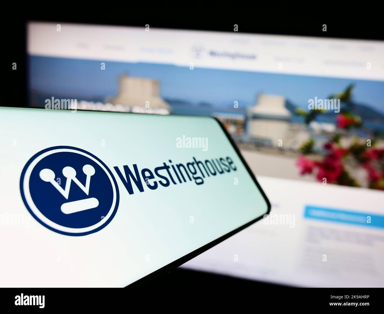 Smartphone avec le logo de Westinghouse Electric Company LLC sur l'écran devant le site Web d'affaires. Mise au point à gauche de l'écran du téléphone. Banque D'Images