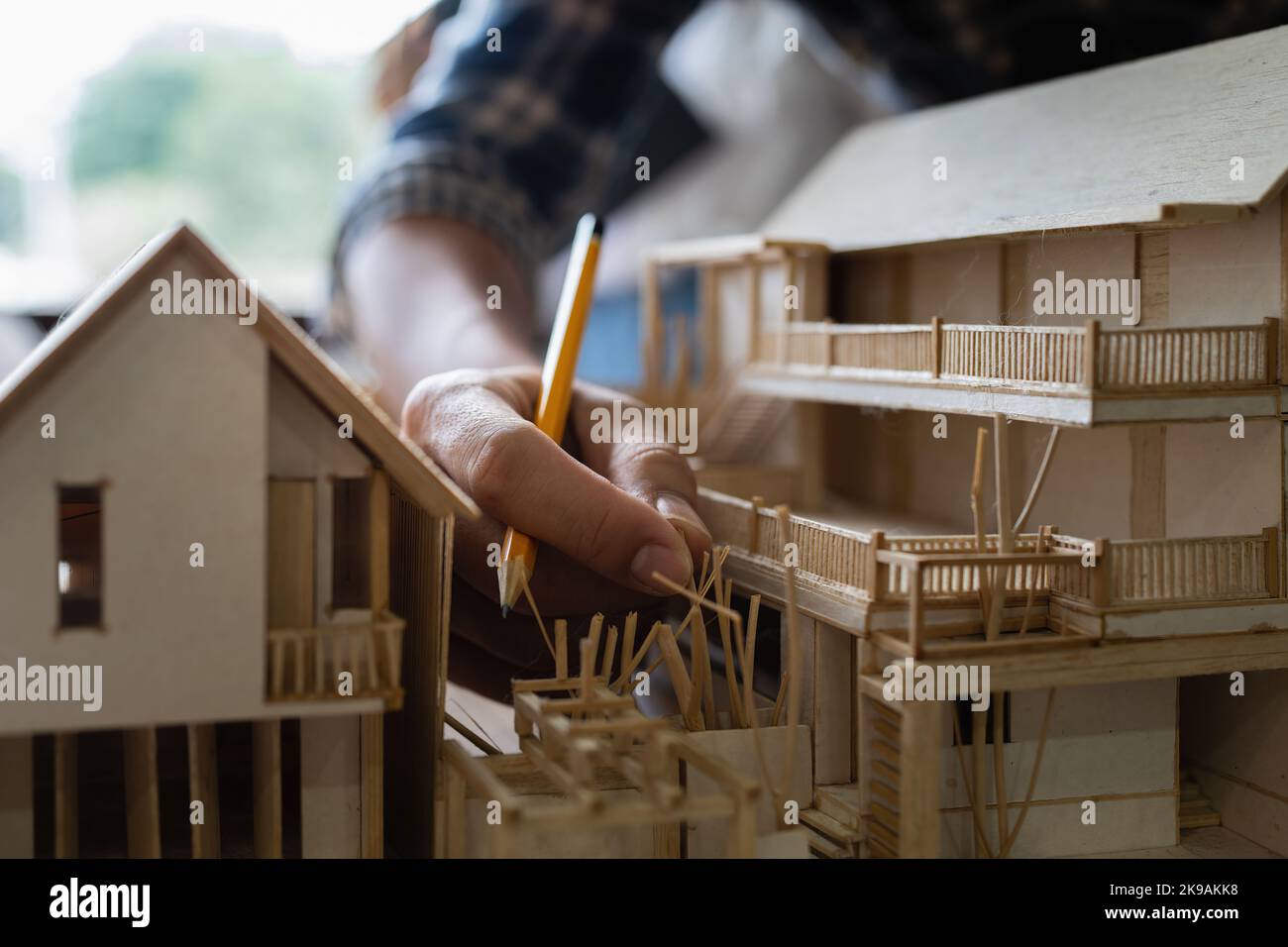 Architecte homme travaillant avec des plans d'architecture, ingénieur esquissant un concept de projet de construction Banque D'Images