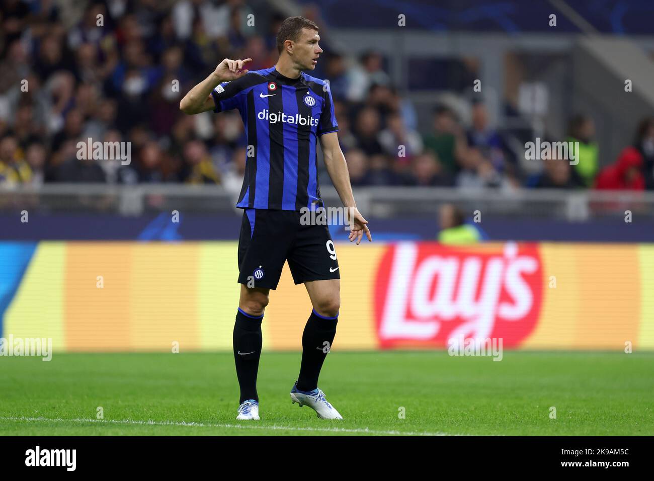 Edin Dzeko du FC Internazionale gestes pendant le match du groupe C de la Ligue des champions de l'UEFA entre le FC Internazionale et Viktoria Plzen au Stadio Giuseppe Meazza sur 26 octobre 2022 à Milan Italie . Banque D'Images