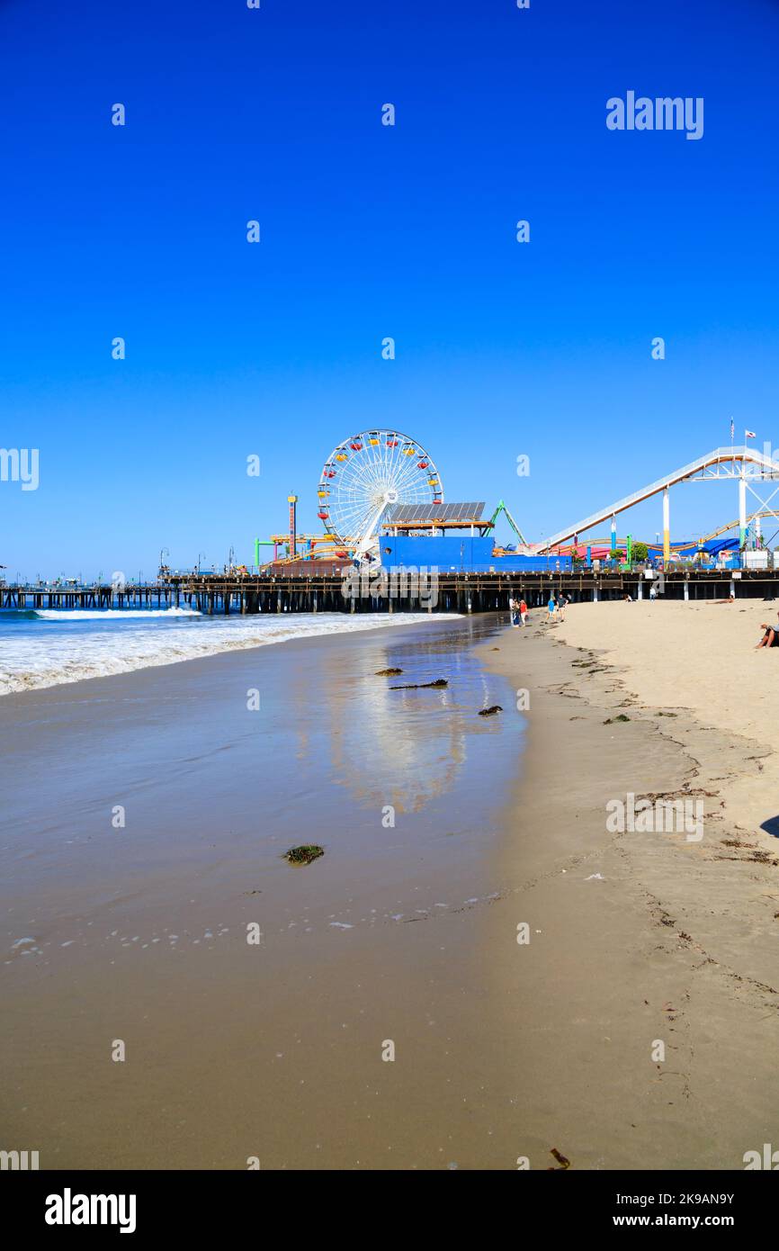 Pacific Park Ferris Wheel and Rollercoaster, jetée de Santa Monica, Californie, États-Unis Banque D'Images