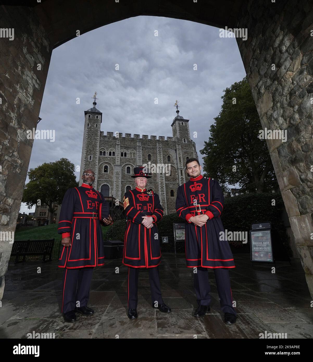 Des artistes de l'Opéra national anglais (ENO), production de Gilbert et Sullivan, The Yeomen of the Guard, Robert Winslade Anderson (à gauche) et Philippe Durrant (à droite), qui chantent les rôles de Yeomen, rencontrent un Yeoman Warder de la vie réelle, le chef Yeoman Warder Peter McGowran en service à la Tour de Londres. La toute première production de l'ENO des Yeomen de la Garde, créée à Londres en 1888, s'ouvre au Colisée de Londres sur 3 novembre. Date de la photo: Jeudi 27 octobre 2022. Banque D'Images