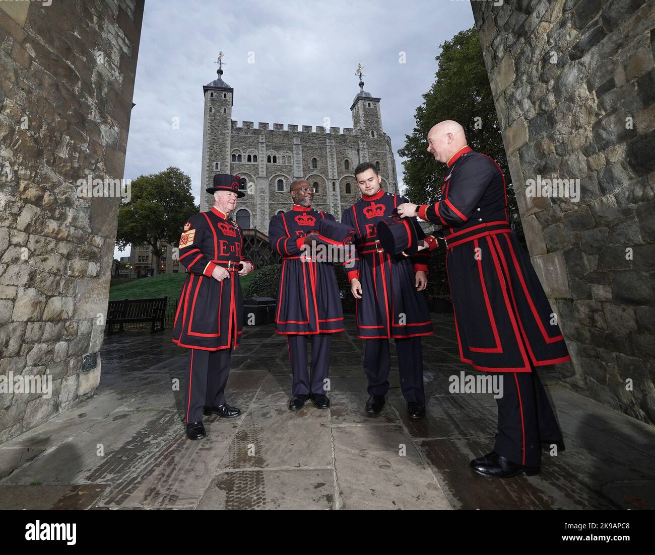 Des artistes de l'Opéra national anglais (ENO), production de Gilbert et Sullivan, The Yeomen of the Guard, Robert Winslade Anderson (2nd à gauche) et Philippe Durrant (2nd à droite), qui chantent les rôles de Yeomen, rencontrent les gardiens de la vraie vie, Le chef Yeoman Warder Peter McGowran (à gauche) et Yeoman Serjeant Clive Towel en service à la Tour de Londres. La toute première production de l'ENO des Yeomen de la Garde, créée à Londres en 1888, s'ouvre au Colisée de Londres sur 3 novembre. Date de la photo: Jeudi 27 octobre 2022. Banque D'Images