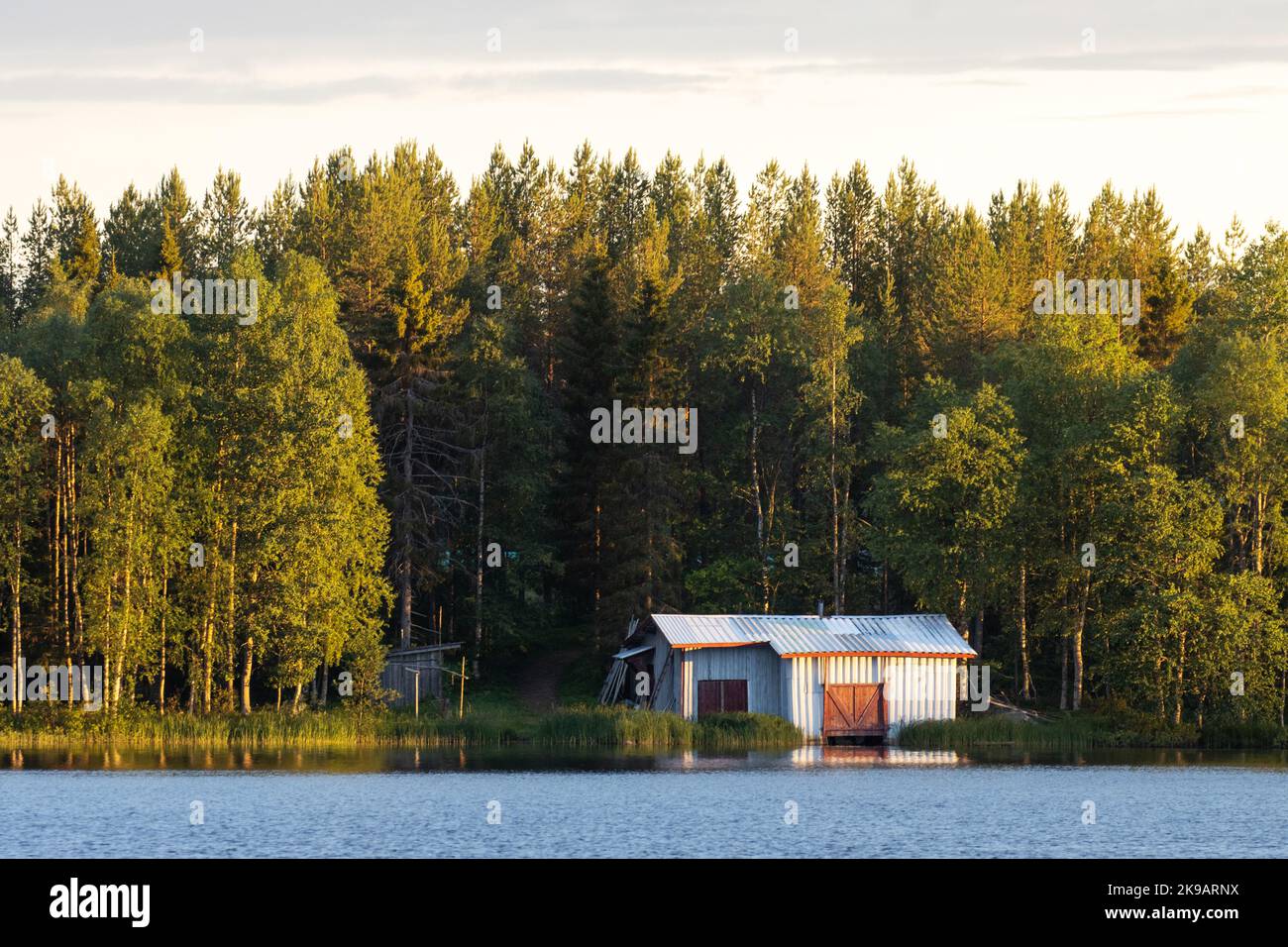 Une petite promenade à bateaux sur la rive d'un lac en Finlande estivale Banque D'Images