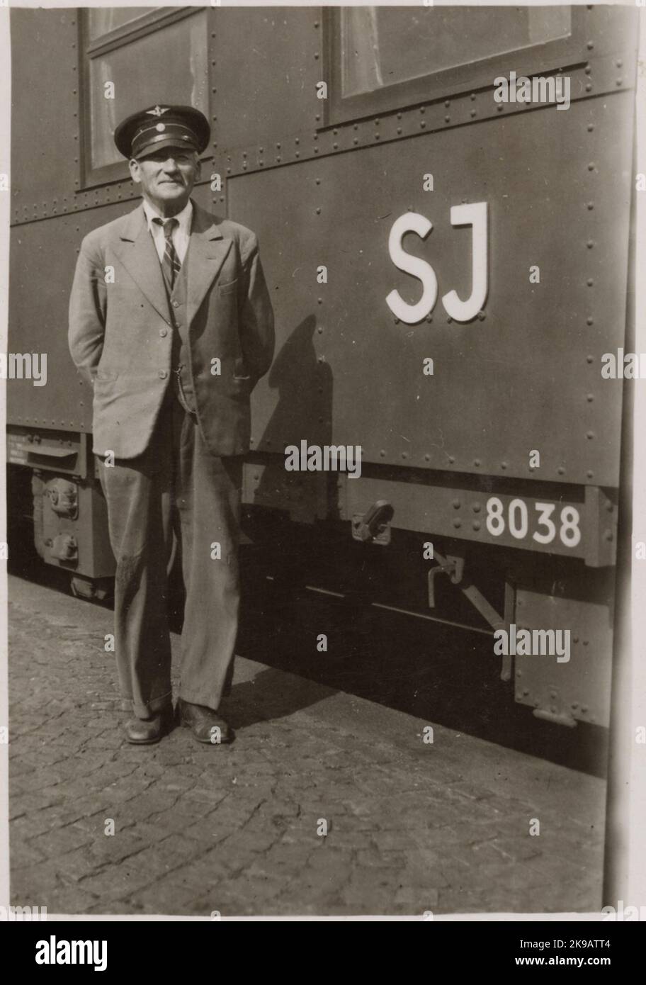 L'assistant de circulation Johan Sandberg, Kalmar Central se trouve devant une voiture de tourisme avec le numéro 8038 de la State Railways, SJ. Banque D'Images