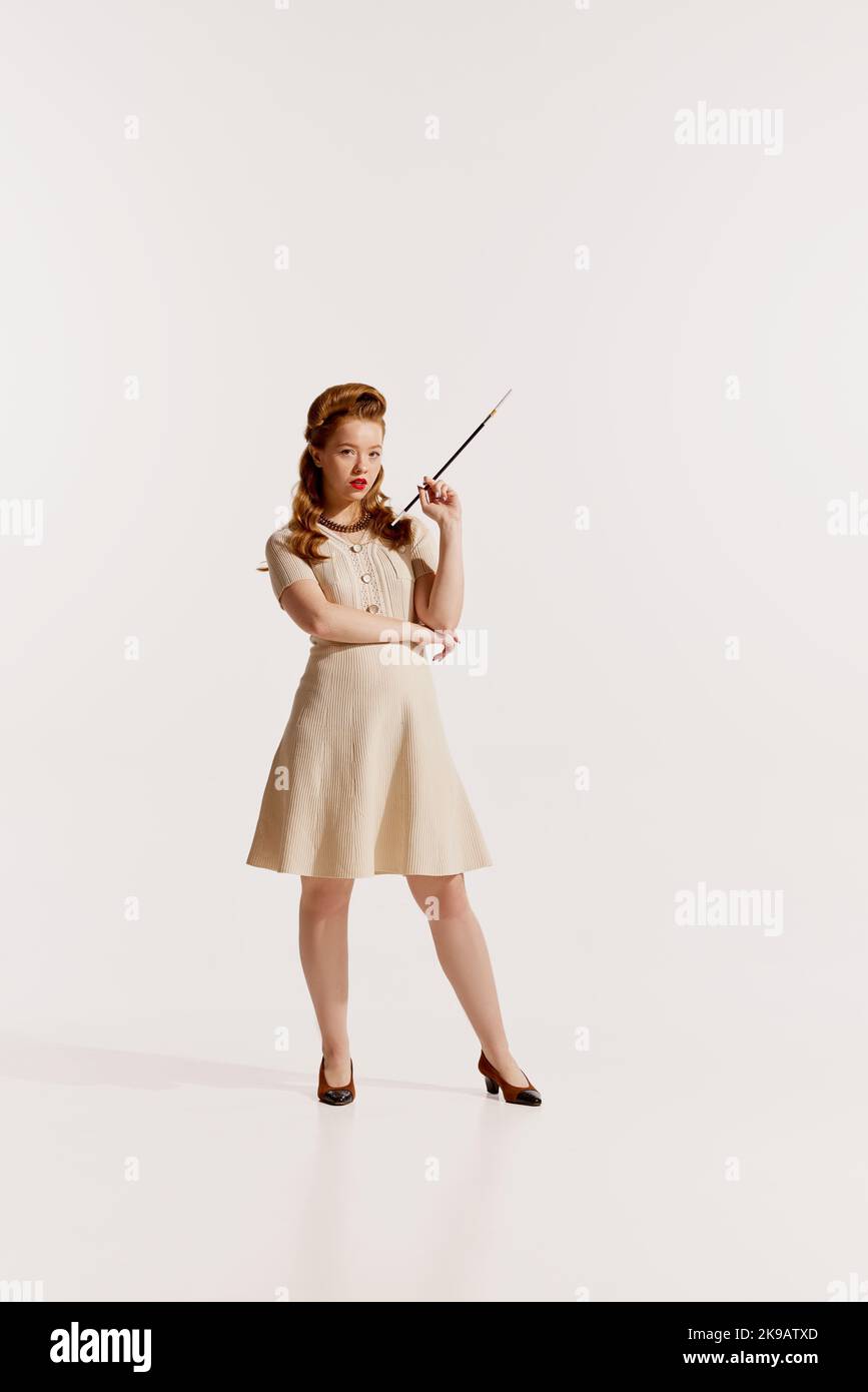 Portrait d'élégante belle femme posant avec la cigarette isolée sur fond blanc Banque D'Images