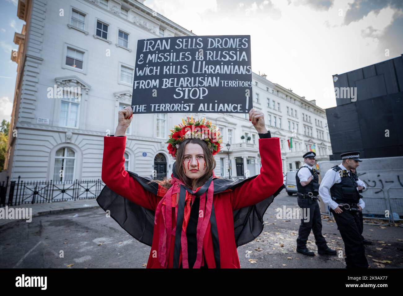 Londres, Royaume-Uni. 27th octobre 2022. Les Britanniques et les Ukrainiens protestent à l'extérieur de l'ambassade de la République islamique d'Iran. L’armée russe continue de voler des Iraniens chargés d’explosifs, qui ont fait de Shahed-136 des « drones de suicide » dans des infrastructures essentielles et des zones résidentielles ukrainiennes. Malgré l'interception par les défenses aériennes, un tiers atteint encore leurs objectifs, selon le ministère britannique de la Défense. Le Premier ministre ukrainien, Denys Shmyhal, a déclaré que les Russes utilisent « 20 à 30 drones iraniens « kamikaze » contre nous chaque jour. » Credit: Guy Corbishley/Alamy Live News Banque D'Images