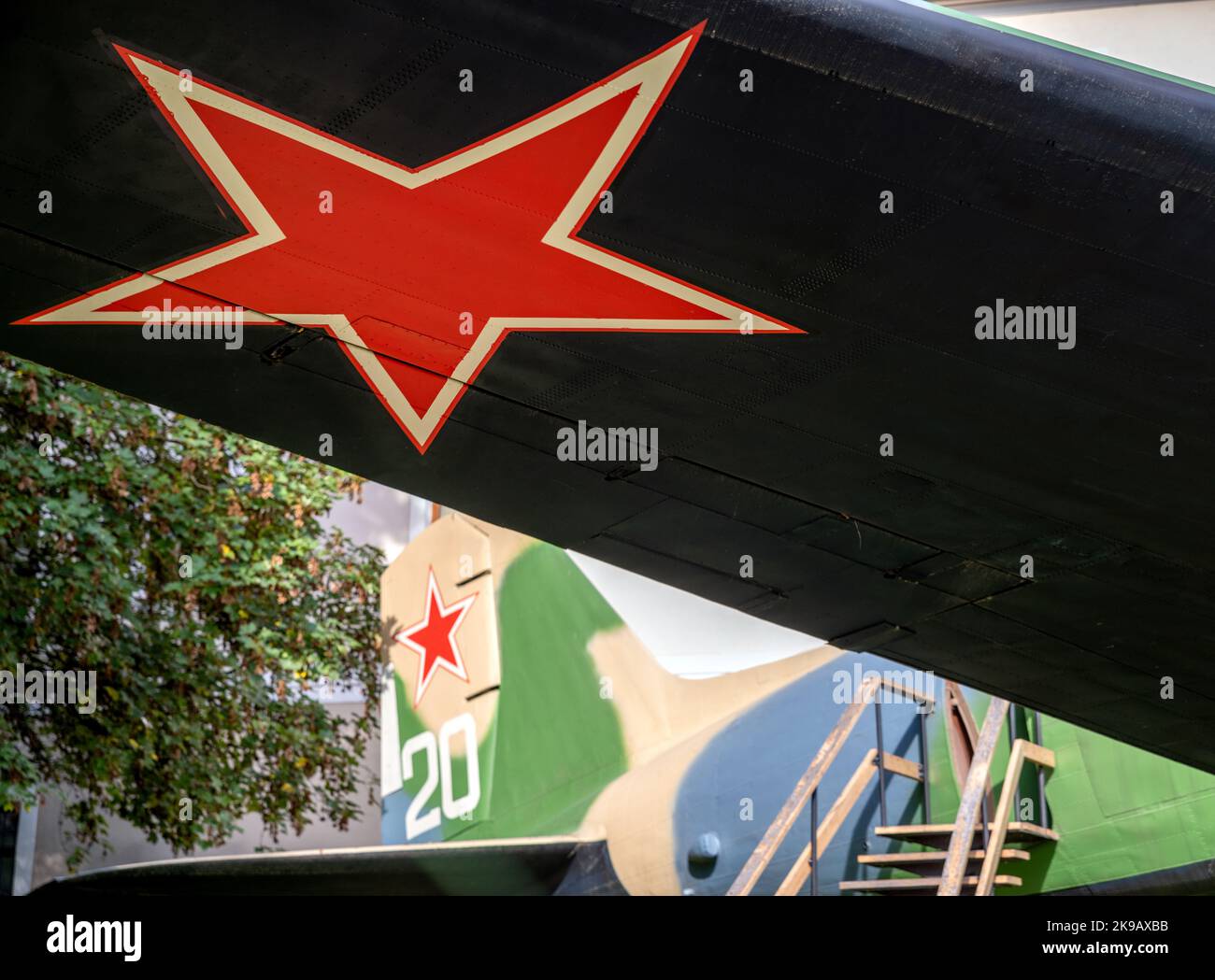 Banska Bystrica, Slovaquie - 5 octobre 2022: Rouge soviétique d'étoile sur l'aile de l'ancien avion Li-2 Lisunov de la Seconde Guerre mondiale dans le Musée national slovaque u Banque D'Images