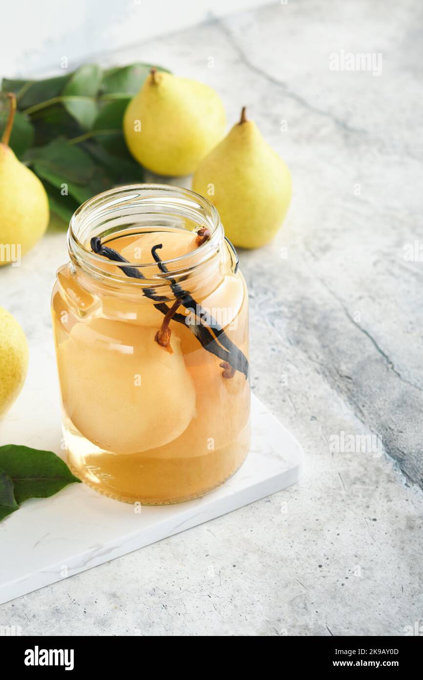 Compote de poire en conserve avec vanilline. Compote de poires. Délicieux compote de poires maison en boîte dans des pots en verre à la maison sur fond clair. Plats faits maison. SP Banque D'Images