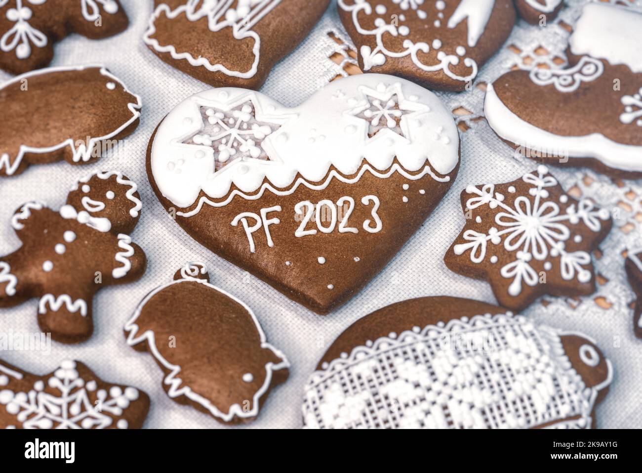PF 2022 sur le biscuit de pain d'épice de Noël en forme de coeur Banque D'Images