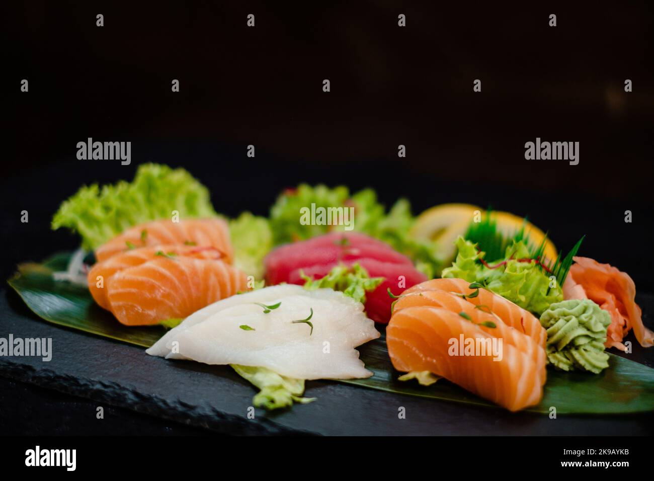 Assiette à poisson mixte Sashimi avec verts Banque D'Images