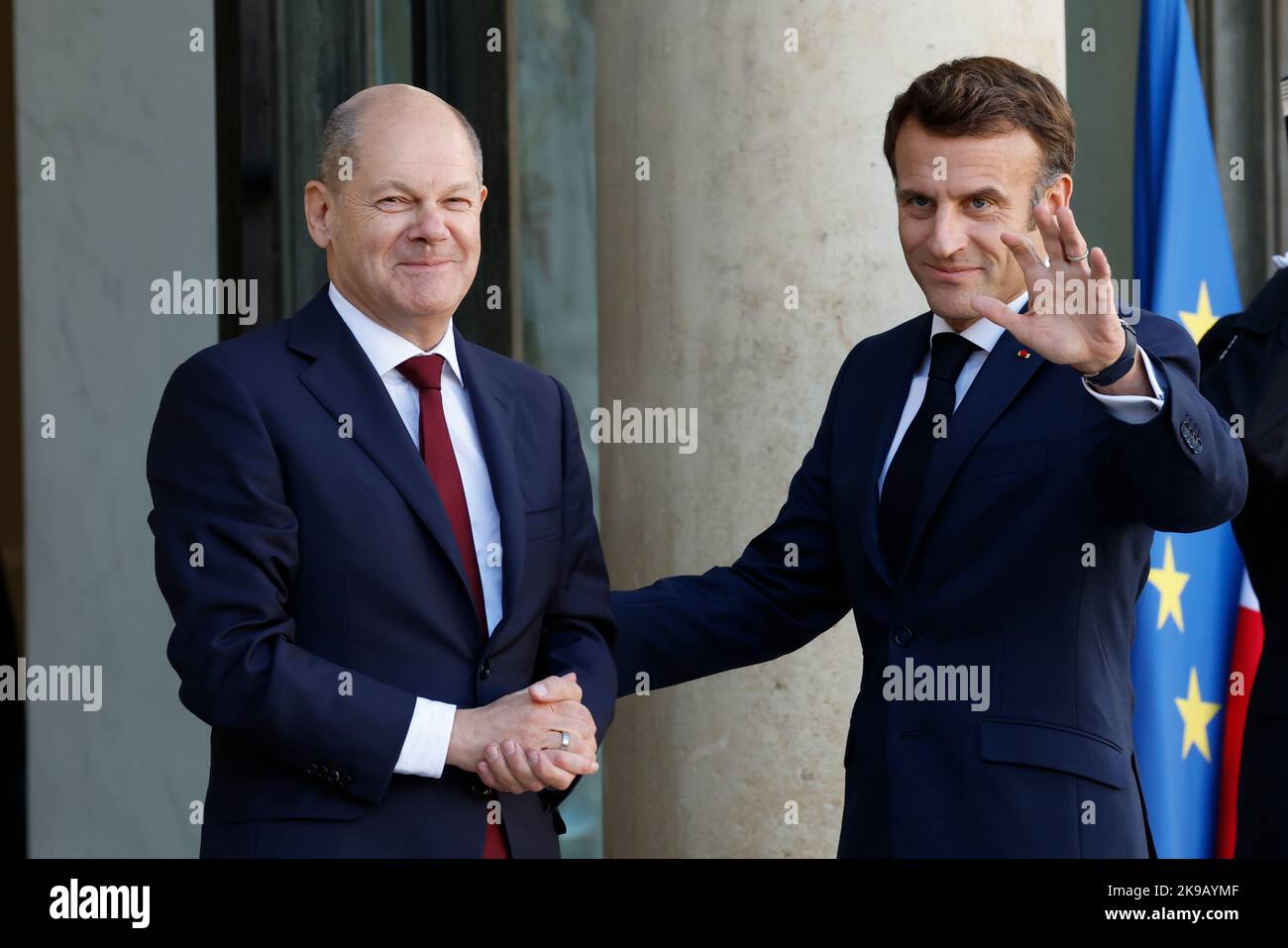 Paris, France. 26th octobre 2022. Le président français Emmanuel Macron (R) accueille le chancelier allemand OLAF Scholz à son arrivée au Palais de l'Elysée à Paris, en France, le 26 octobre 2022. Crédit : RIT Heize/Xinhua/Alay Live News Banque D'Images