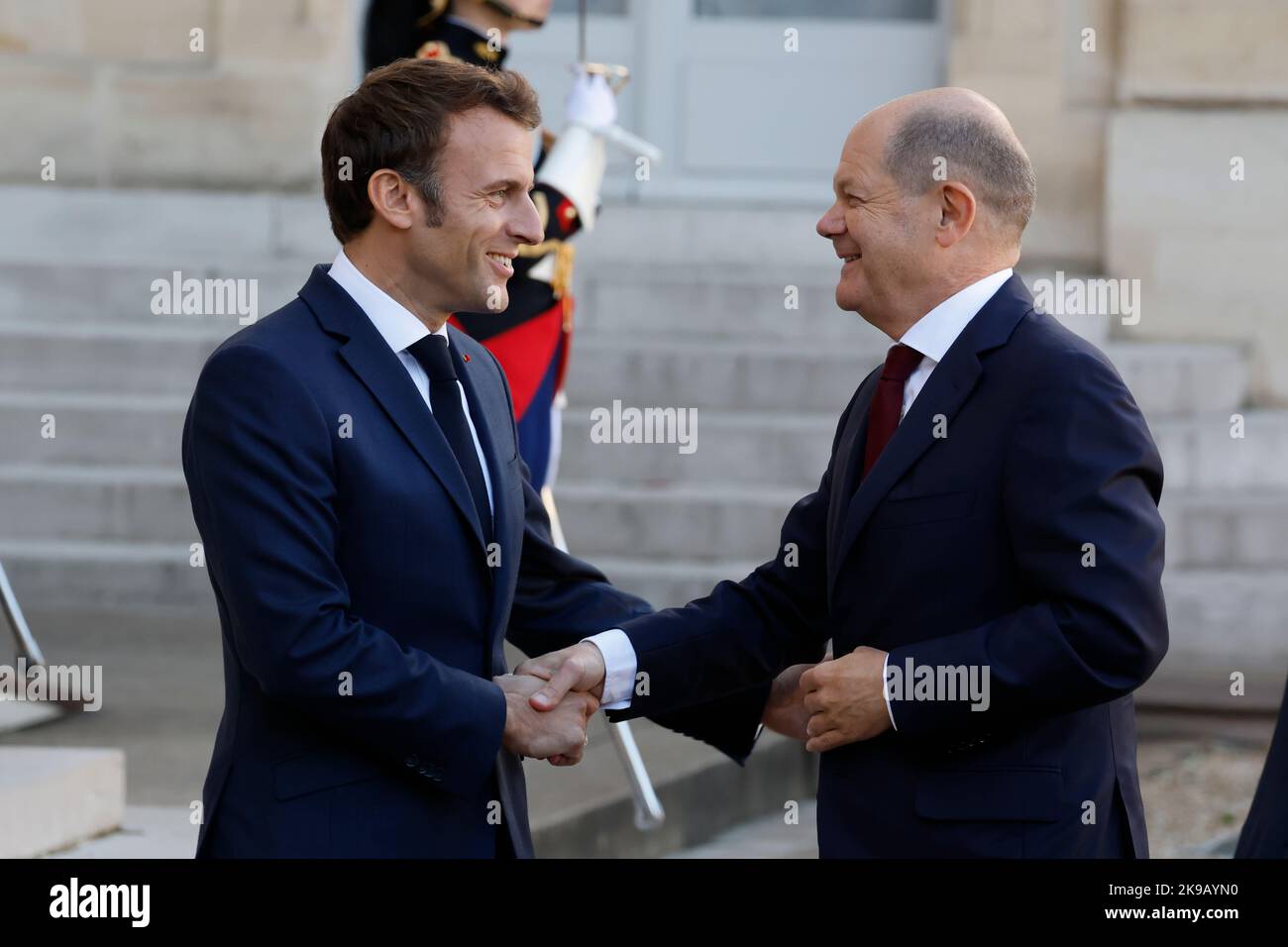Paris, France. 26th octobre 2022. Le président français Emmanuel Macron (L) accueille le chancelier allemand OLAF Scholz à son arrivée au Palais de l'Elysée à Paris, en France, le 26 octobre 2022. Crédit : RIT Heize/Xinhua/Alay Live News Banque D'Images