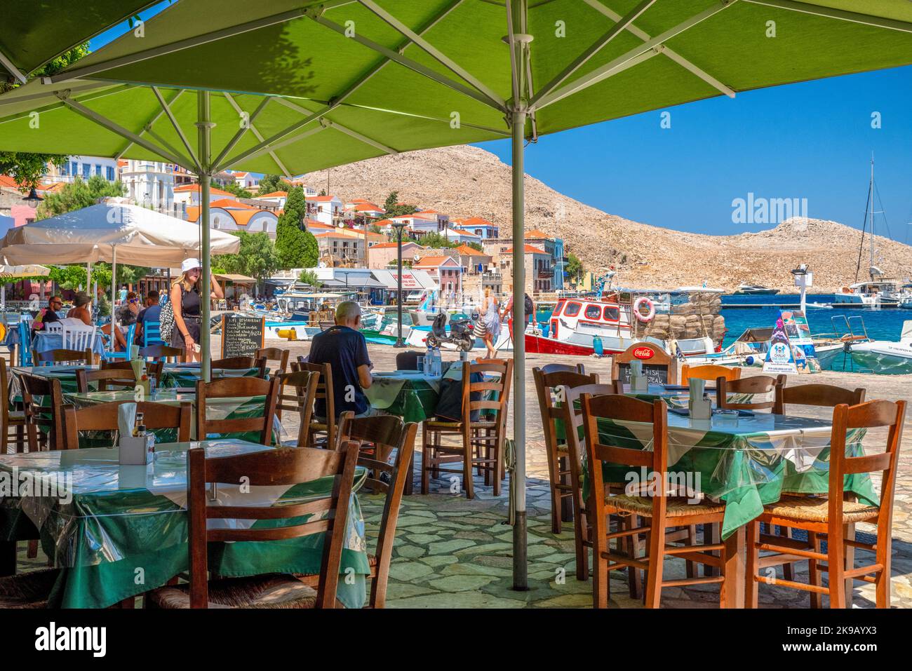 Halki, Grèce - 6 juillet 2022: Taverne grecque avec vue sur la mer dans la petite île pittoresque de Halki (Chalki) en Grèce Banque D'Images
