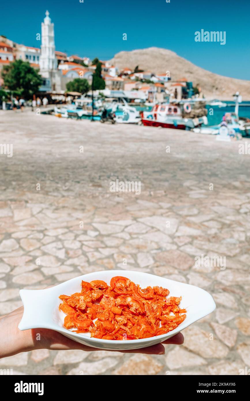 Crevettes Halki fraîches sur une assiette blanche. Banque D'Images