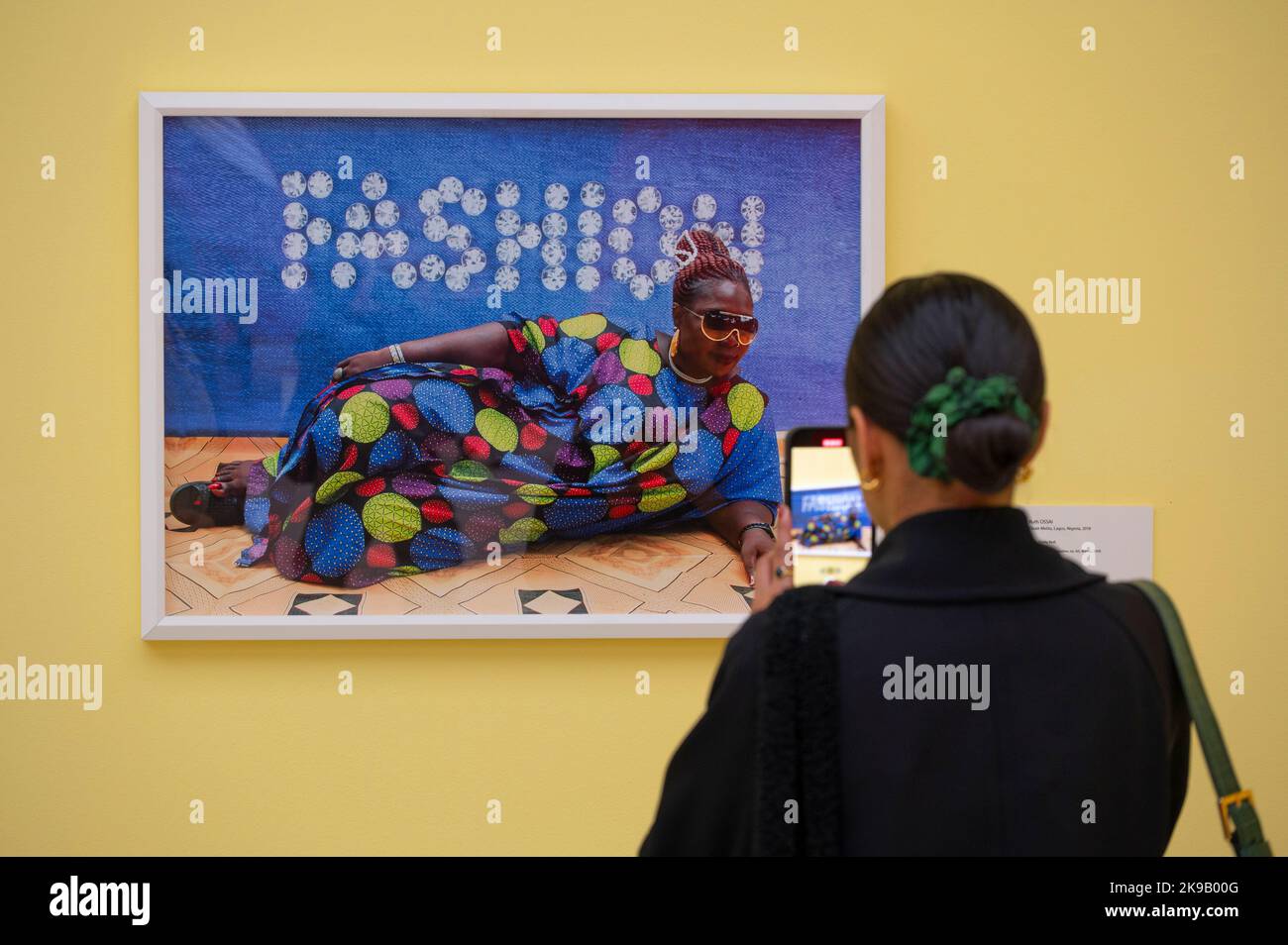 Saatchi Gallery, Londres, Royaume-Uni. 27 octobre 2022. La nouvelle Black Vanguard (28 octobre 2022-22 janvier 2023), soutenue par Burberry, présente 15 photographes noirs internationaux contribuant à une nouvelle vision de la figure noire et de la représentation de la réfraction dans l'art et la mode. Image: Travail de Ruth Ossai, Ebute Metta, Lagos, Nigeria, 2018. Crédit : Malcolm Park/Alay Live News Banque D'Images
