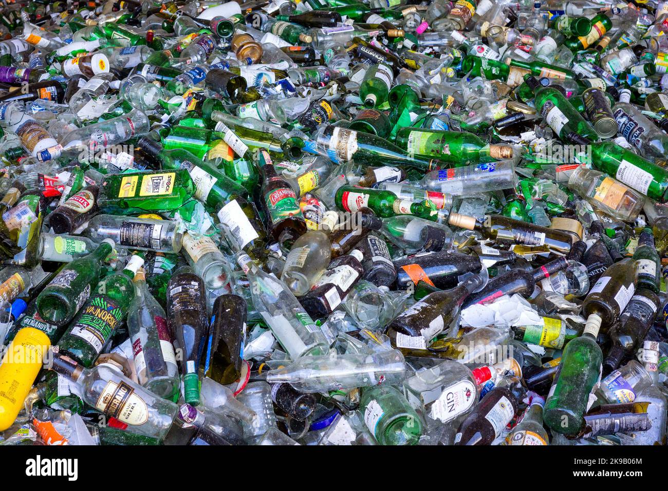 Ruzomberok, Slovaquie - 3 août 2022:décharge remplie de bouteilles en verre de couleur Banque D'Images