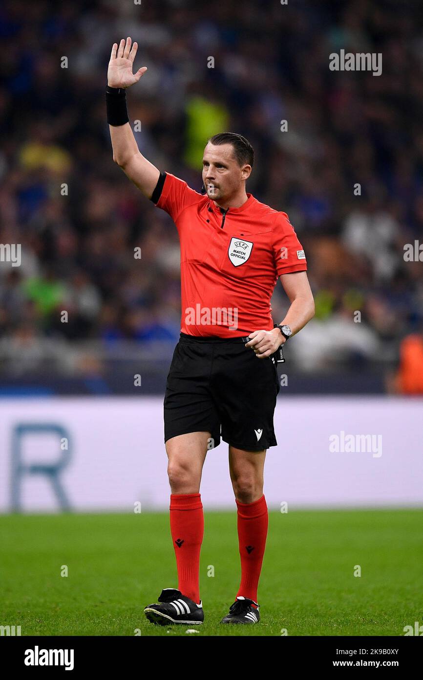 Milan, Italie. 26 octobre 2022. L'arbitre Andreas Ekberg fait des gestes lors du match de football de l'UEFA Champions League entre le FC Internazionale et le FC Viktoria Plzen. Credit: Nicolò Campo/Alay Live News Banque D'Images