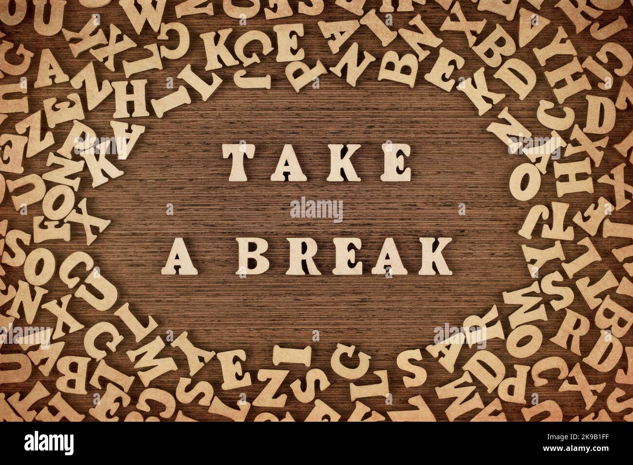 Prenez une phrase de pause faite avec des lettres en bois sur la table, concept. Banque D'Images