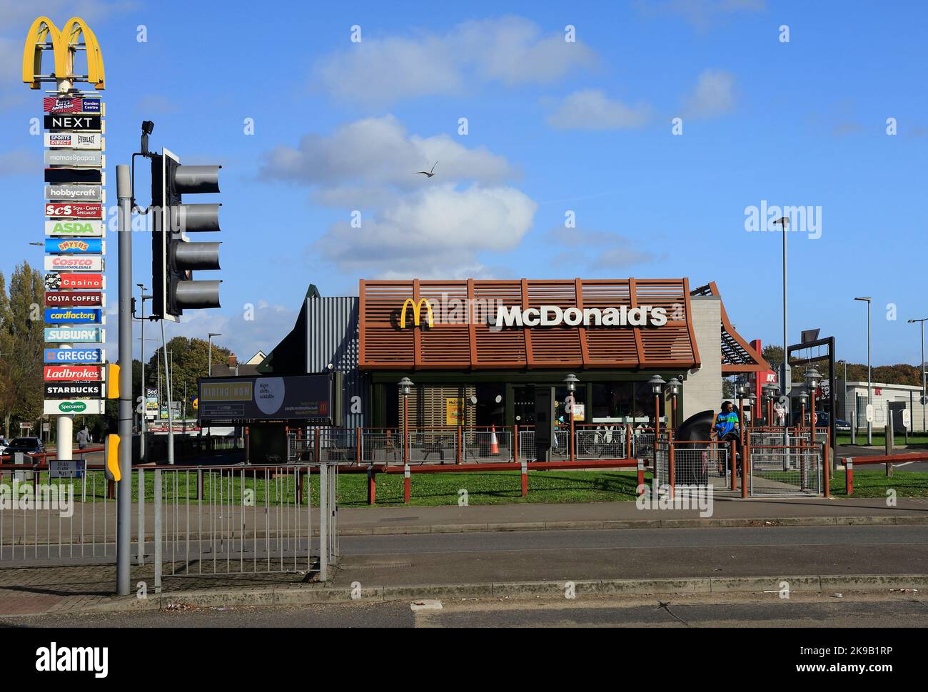 McDonalds passent par la restauration rapide, le parc commercial de Leckwith, Cardiff. Octobre 2022. Automne Banque D'Images