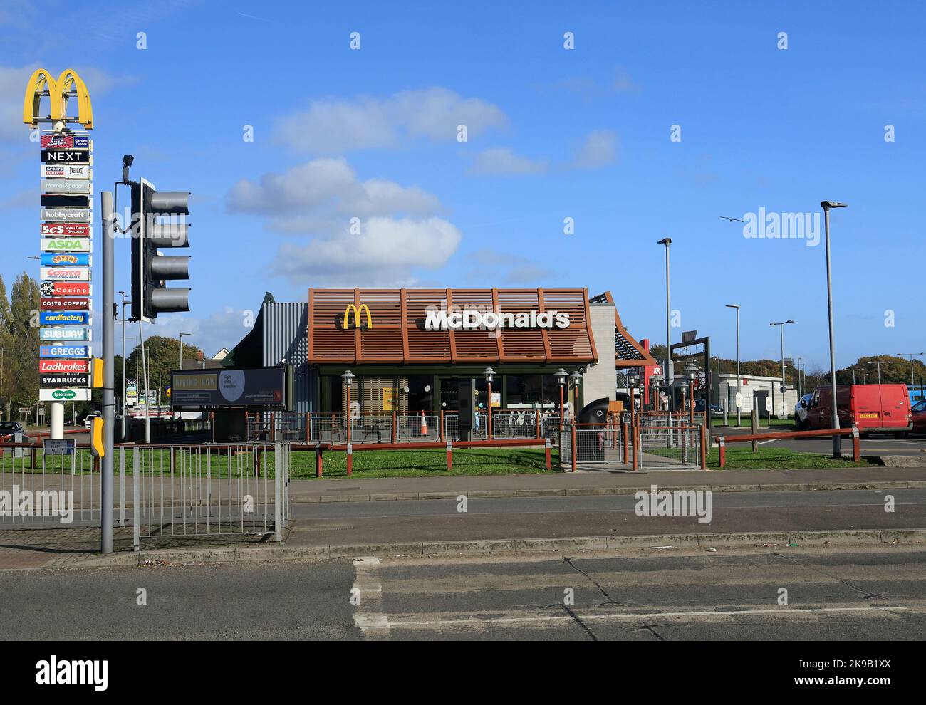 McDonalds passent par la restauration rapide, le parc commercial de Leckwith, Cardiff. Octobre 2022. Automne Banque D'Images