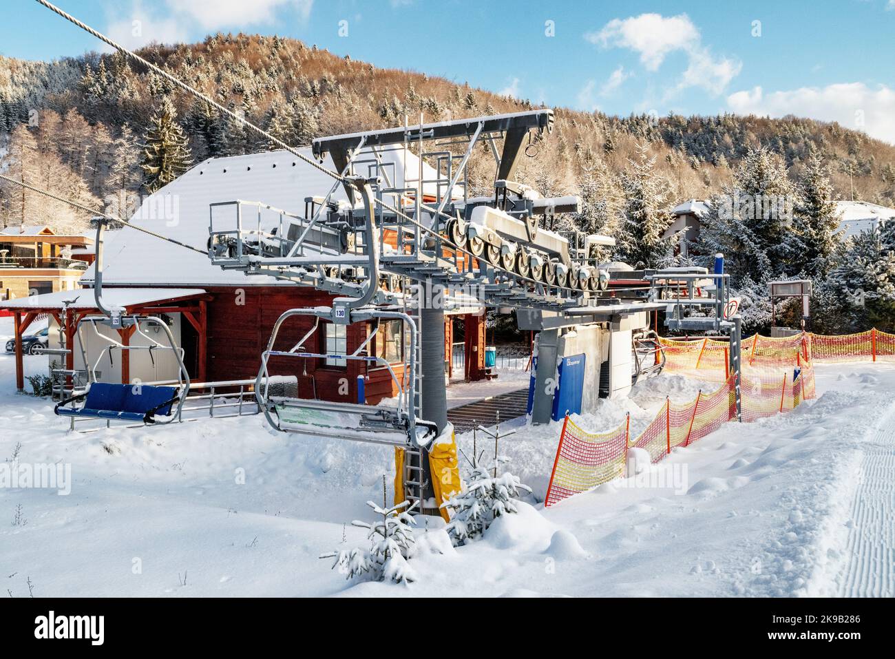 VALCA, SLOVAQUIE - 22 JANVIER 2022 : chaises vides à la chaise de remontée mécanique de la station de ski Snowland Valca en hiver. Banque D'Images