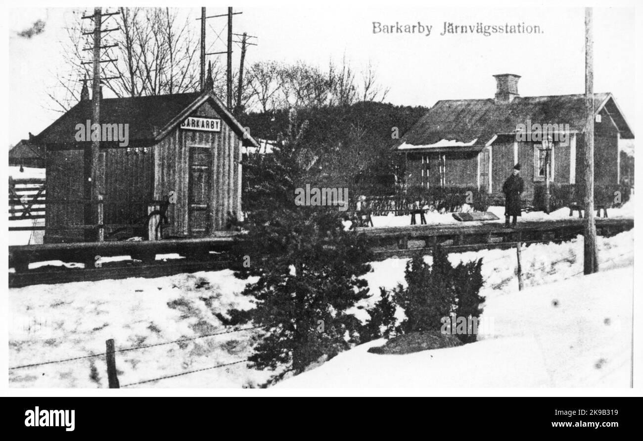 Gare ouverte par Stockholm - Västerås - Berglagen Railways, SWJ 1878. Puis la première maison de gare a été construite. En 1922, une nouvelle maison de gare a été érigée, qui en 1943 a reçu un nouvel intérieur dans la salle d'attente. La commutation a été ajoutée en 1922. Banque D'Images