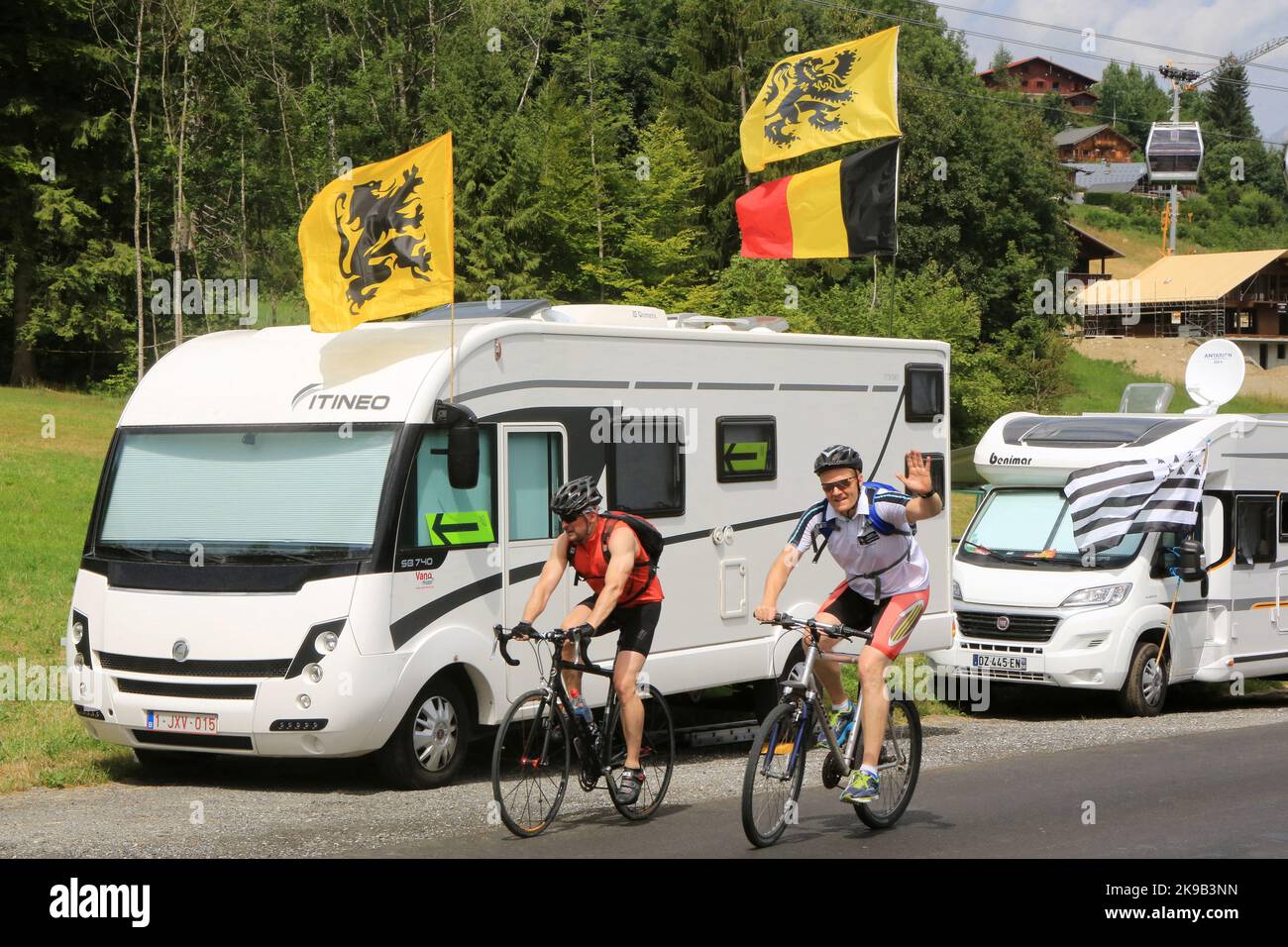 Cyclistès passant devant les Caravanes installés pour le passage du Tour de France. Vendredi 22 juillet 2016. Le Bettex. Saint-Gervais-les-bains. Hau Banque D'Images Cyclistès passant devant les Caravanes installés pour le passage du Tour de France. Vendredi 22 juillet 2016. Le Bettex. Saint-Gervais-les-bains. Hau Banque D'Images