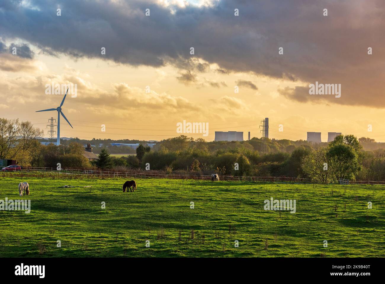 Gagnants et perdants. La centrale au charbon Fiddlers Ferry est maintenant fermée et un moulin à vent qui fait partie de la révolution de l'énergie verte les remplace. Banque D'Images