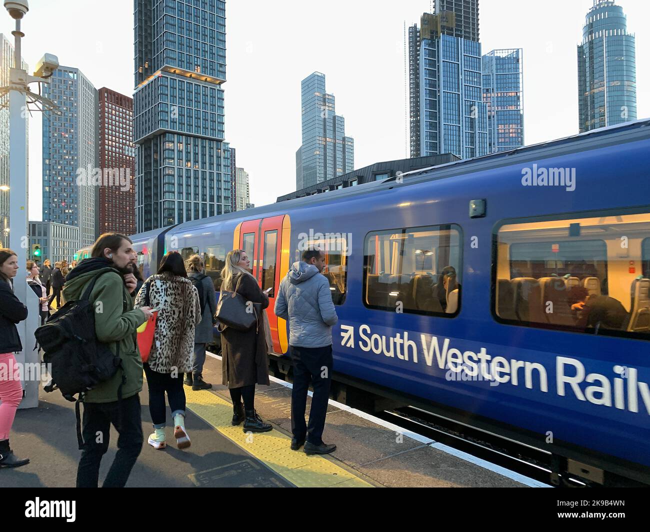 Vauxhall, Londres, Royaume-Uni. 27th octobre 2022. Les personnes qui attendent un train South Western Railway à la gare de Vauxhall. D'autres grèves ferroviaires sont prévues sur certains réseaux les 3rd, 5th, 7th et 9th novembre. Il est donc conseillé aux passagers d'éviter de voyager à ces dates si possible. Crédit : Maureen McLean/Alay Live News Banque D'Images