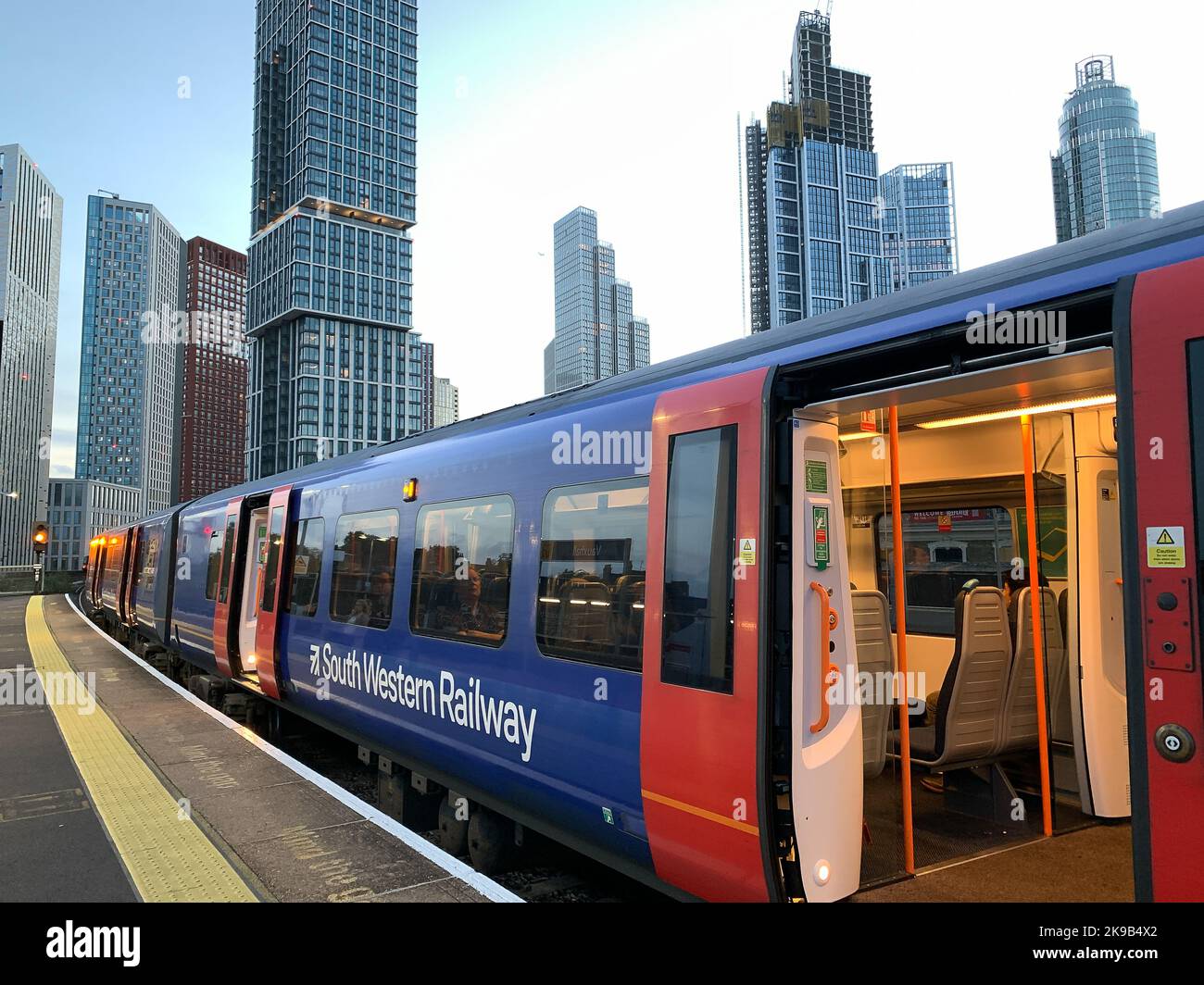 Vauxhall, Londres, Royaume-Uni. 27th octobre 2022. Les personnes qui attendent un train South Western Railway à la gare de Vauxhall. D'autres grèves ferroviaires sont prévues sur certains réseaux les 3rd, 5th, 7th et 9th novembre. Il est donc conseillé aux passagers d'éviter de voyager à ces dates si possible. Crédit : Maureen McLean/Alay Live News Banque D'Images