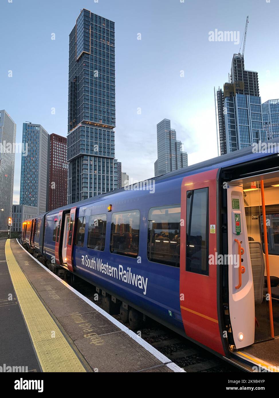 Vauxhall, Londres, Royaume-Uni. 27th octobre 2022. Les personnes qui attendent un train South Western Railway à la gare de Vauxhall. D'autres grèves ferroviaires sont prévues sur certains réseaux les 3rd, 5th, 7th et 9th novembre. Il est donc conseillé aux passagers d'éviter de voyager à ces dates si possible. Crédit : Maureen McLean/Alay Live News Banque D'Images