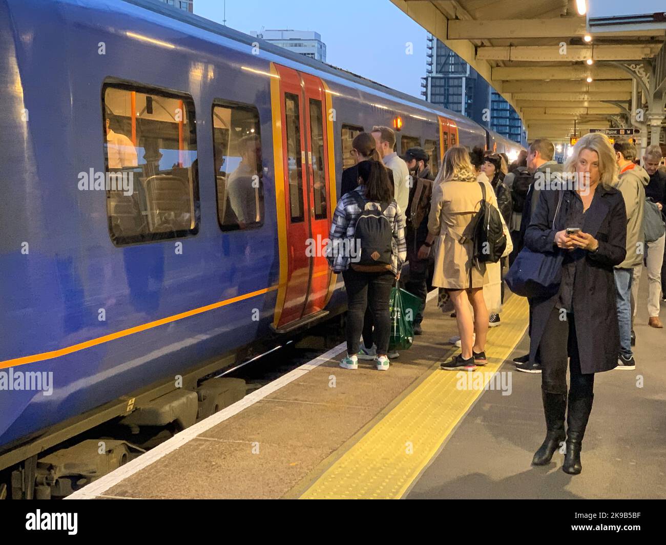 Vauxhall, Londres, Royaume-Uni. 27th octobre 2022. Les personnes qui attendent un train South Western Railway à la gare de Vauxhall. D'autres grèves ferroviaires sont prévues sur certains réseaux les 3rd, 5th, 7th et 9th novembre. Il est donc conseillé aux passagers d'éviter de voyager à ces dates si possible. Crédit : Maureen McLean/Alay Live News Banque D'Images