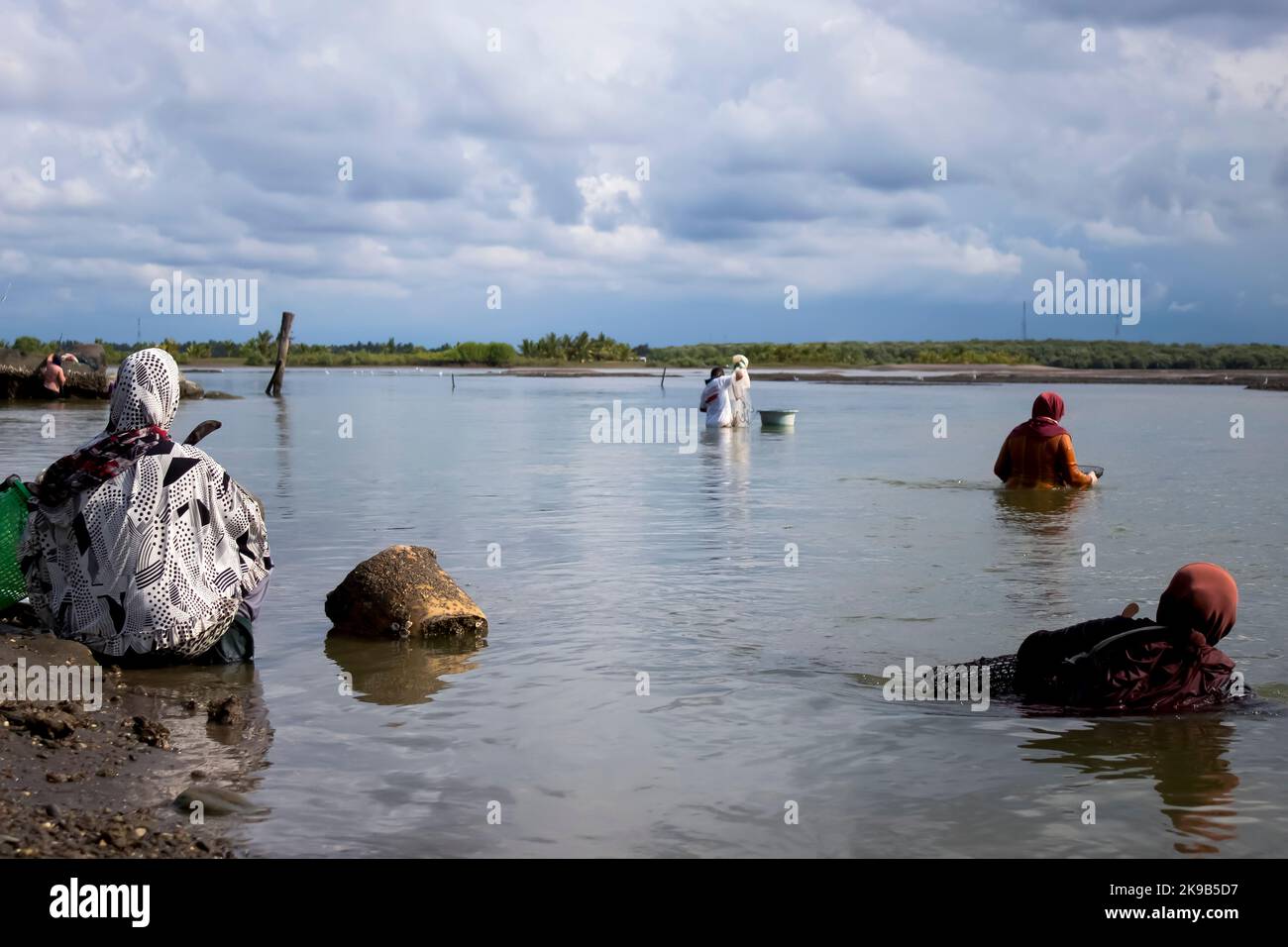 Caractéristiques de la vie des communautés côtières, ils jonglent avec la rivière comme un lieu de subsistance. Chasseur d'huîtres et de poissons, repéré par la rivière Banque D'Images