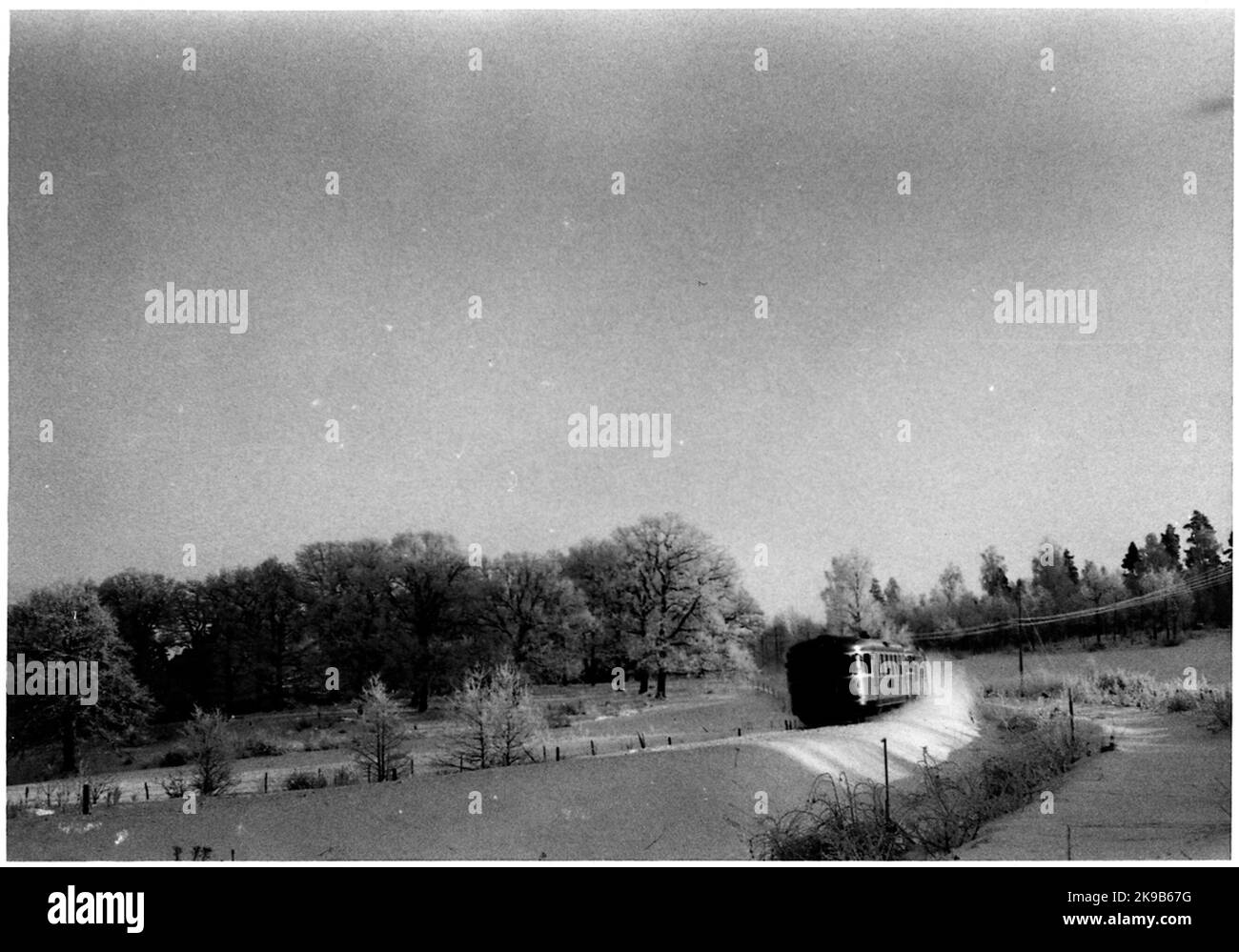 Le train de voyageurs de Västervik à Linköping à l'entrée d'Almvik. Banque D'Images