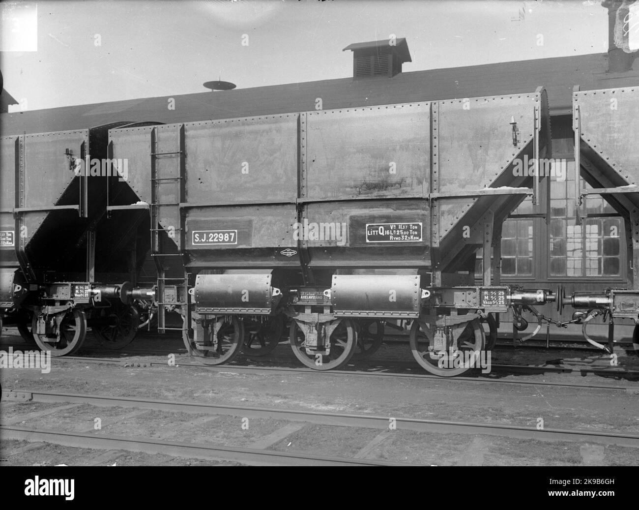 Les chemins de fer de l'État, SJ auto-desserrement wagons de charbon Q16 22987 pour le transport de Lokkkkol à des endroits plus grands où le charbon devait être chargé sur des pointes qui pourraient être jouées sur une grande jetée, ces 27 wagons de carbone ont été construits entre 1922 et 1924. (Chariots à selle Trexent) Banque D'Images