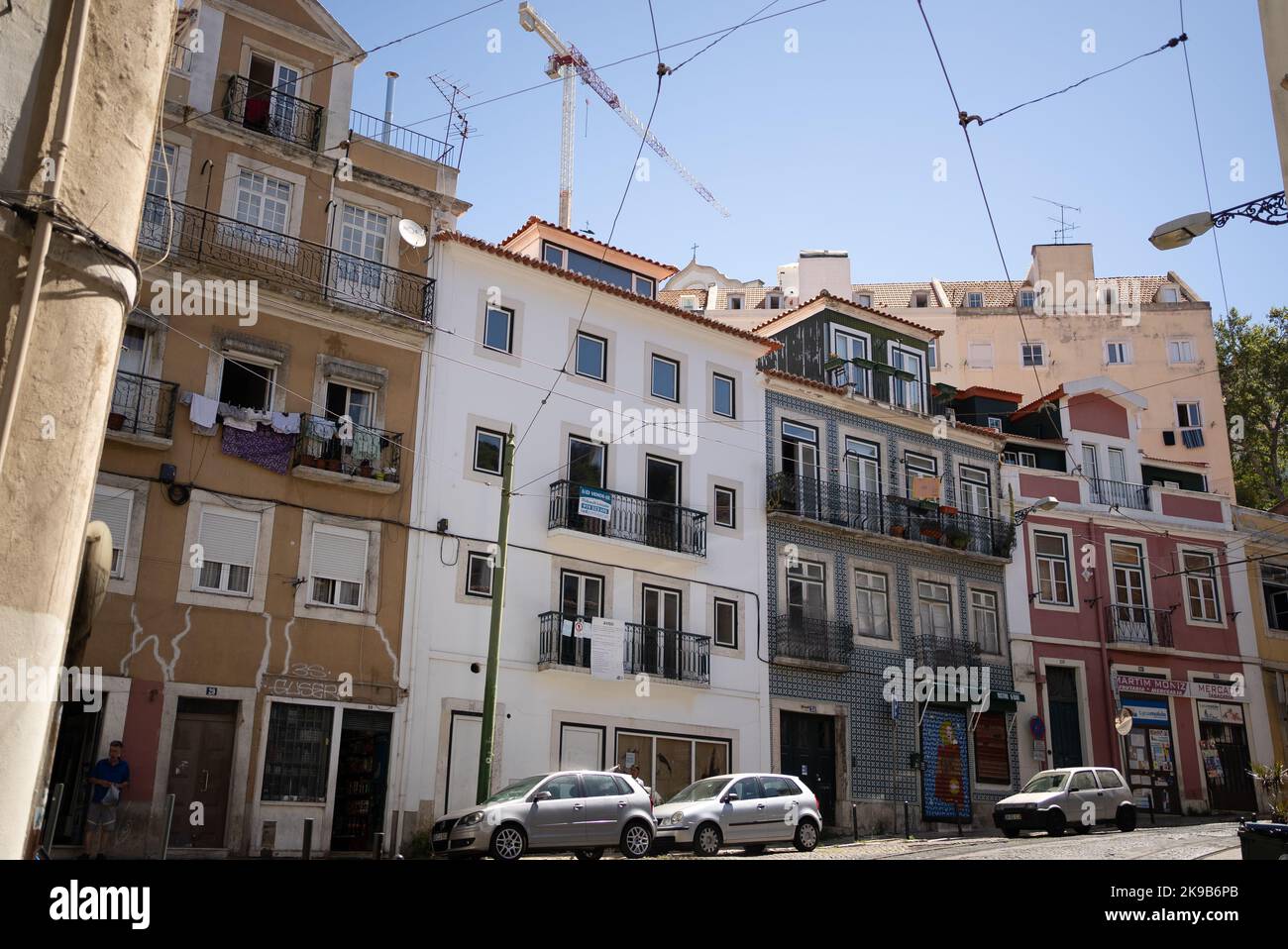 Mélange de bâtiments modernes et anciens et de construction derrière Banque D'Images