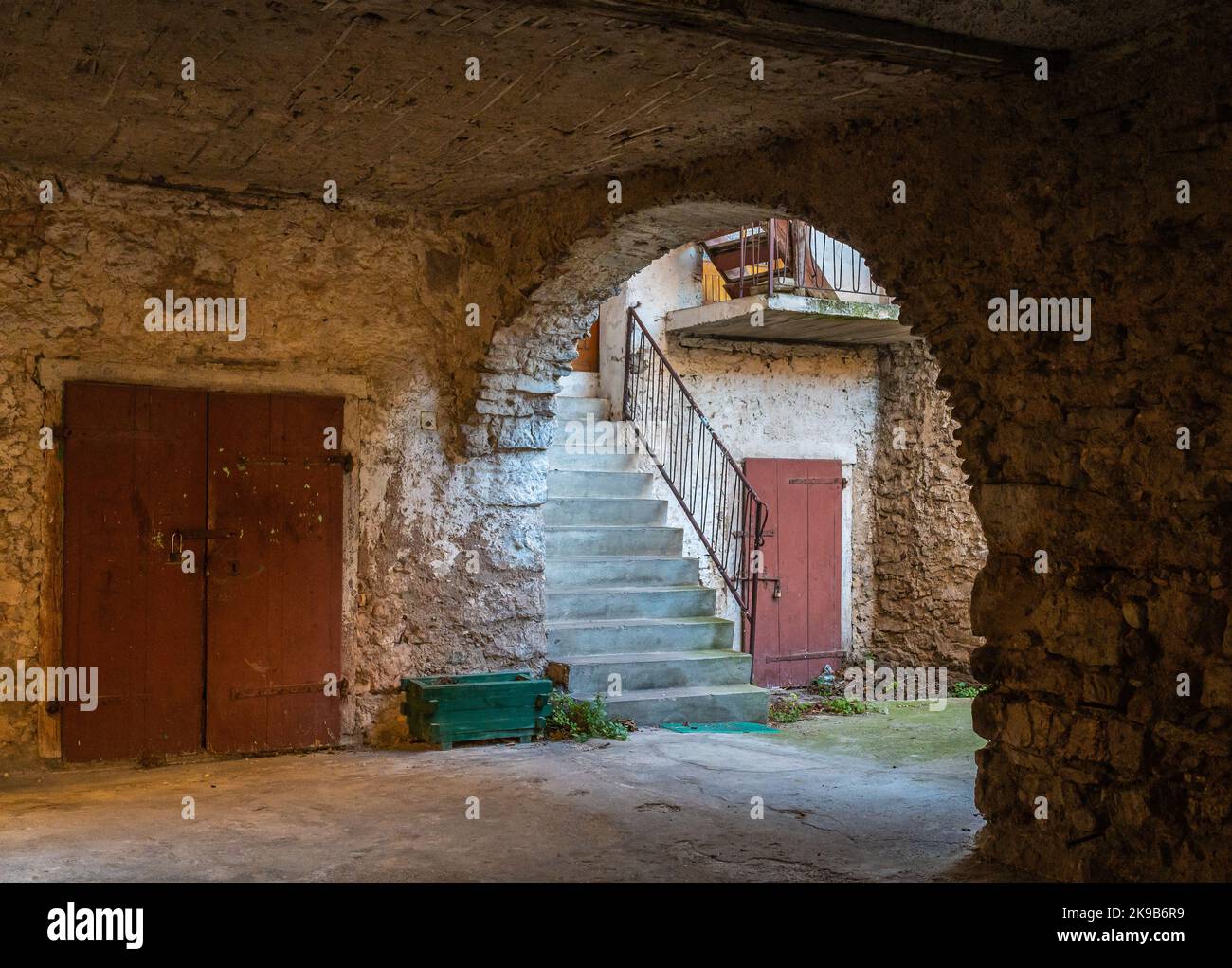 Détail d'une rue dans le centre historique de Calavino, province de Trento, Trentin-Haut-Adige, Italie, Europe Banque D'Images