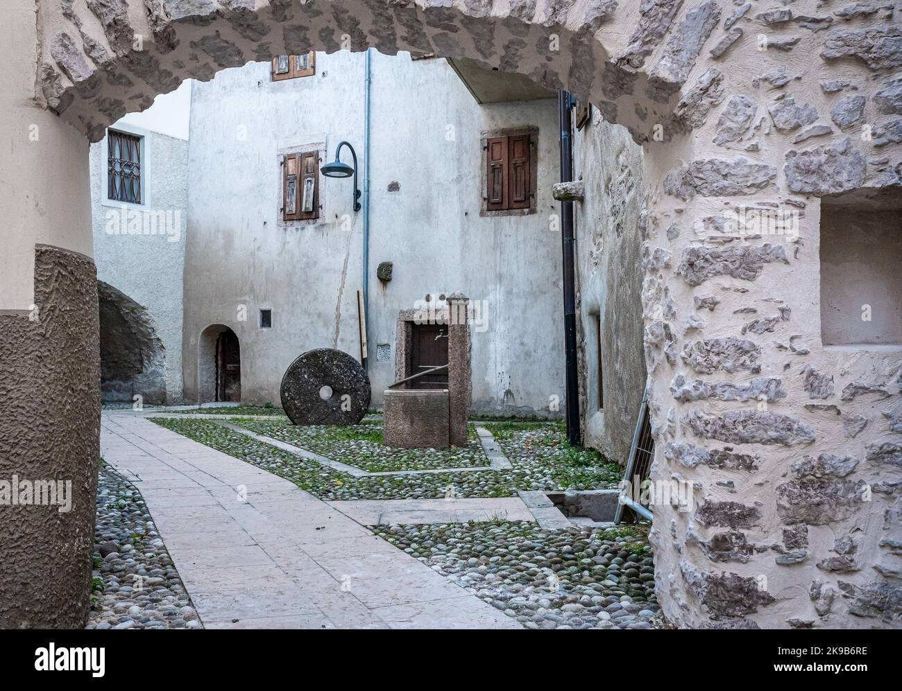 Détail d'une rue dans le centre historique de Calavino, province de Trento, Trentin-Haut-Adige, Italie, Europe Banque D'Images