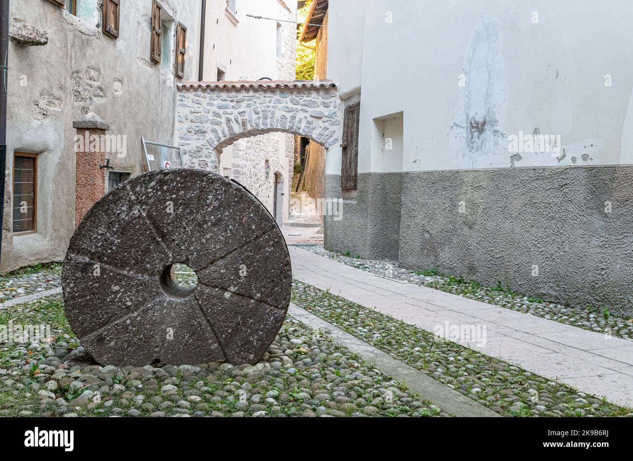 Détail d'une rue dans le centre historique de Calavino, province de Trento, Trentin-Haut-Adige, Italie, Europe Banque D'Images