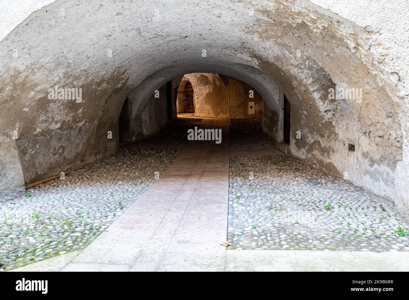 Détail d'une rue dans le centre historique de Calavino, province de Trento, Trentin-Haut-Adige, Italie, Europe Banque D'Images